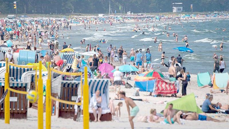 Strand auf Rügen: Die Reiselust der Deutschewn ist so groß wie seit langem nicht. Foto: Stefan Sauer/dpa