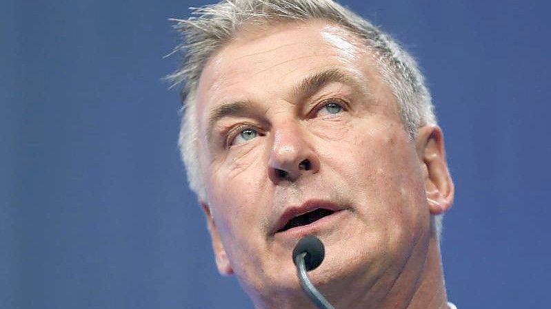 Alec Baldwin bei einer Veranstaltung in Iowa. Ermittler in dem tödlichen Filmdreh im US-Bundesstaat New Mexico arbeiten weiter daran, das Smartphone des Hollywood-Stars zu beschaffen. Foto: Charlie Neibergall/AP/dpa