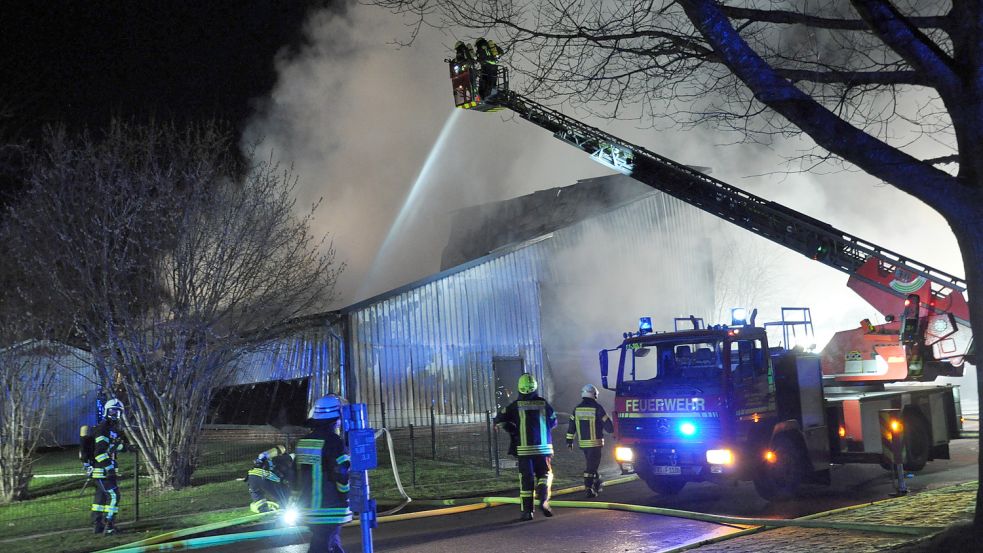 Mit zwei Drehleitern gingen die Einsatzkräfte gegen den Flammen vor. Foto: Ullrich