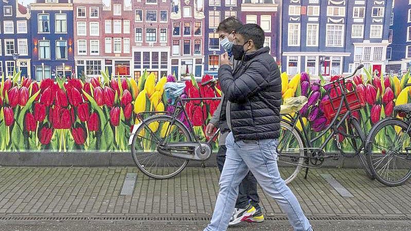 Passanten in Amsterdam. Foto: Peter Dejong/AP/dpa