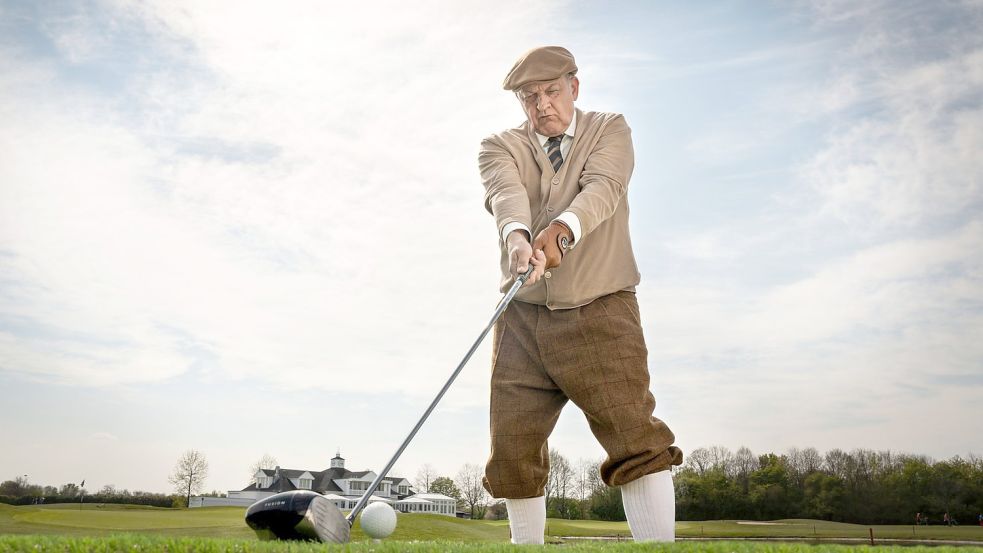 Privatdetektiv Georg Wilsberg (Leonard Lansink) beim Abschlag auf dem Golfplatz. Mit Schiebermütze, Knickerbockern und Strickjacke, spricht er den Ball an fast so wie Gert Fröbe in „James Bond – Goldfinger“. Foto: ZDF/Thomas Kost Foto: Thomas Kost