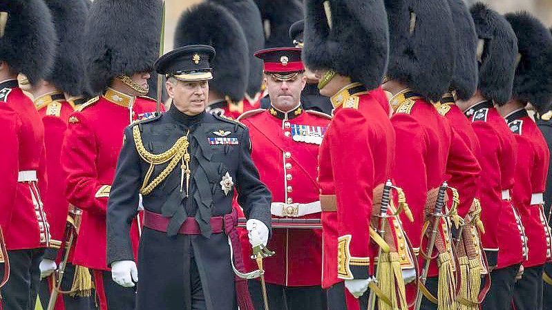 Prinz Andrew (M), Herzog von York, mit Regimentsmitgliedern der Grenadier Guards im Windsor Castle (2019). Foto: Dominic Lipinski/PA Wire/dpa