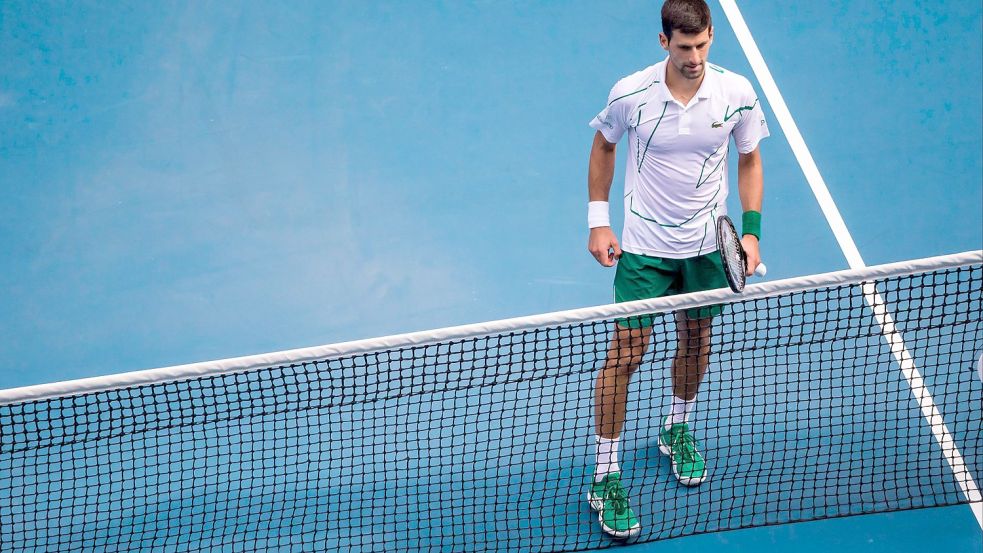 Sonst ist Novak Djokovic für seine Reaktion am Netz bekannt – jetzt reagiert das Netz auf die Posse um seine Einreise nach Australien. Foto: Jason Heidrich/Icon Sportswire via www.imago-images.de