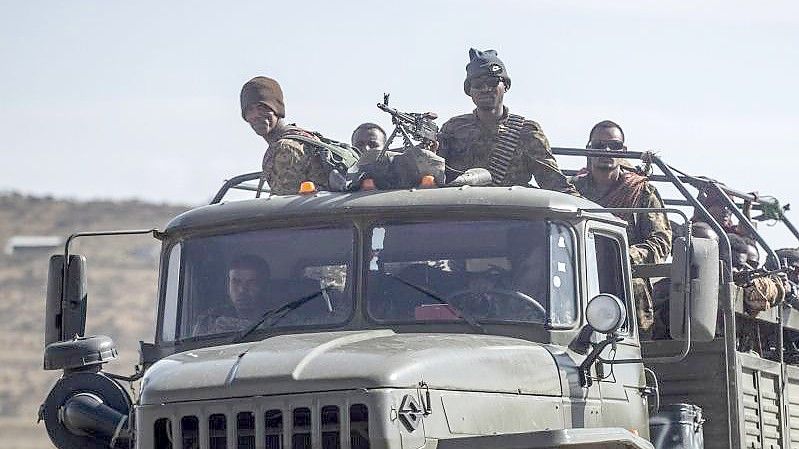 Äthiopische Regierungssoldaten fahren auf einem Lastwagen durch die Region Tigray im Norden Äthiopiens. Foto: Ben Curtis/AP/dpa