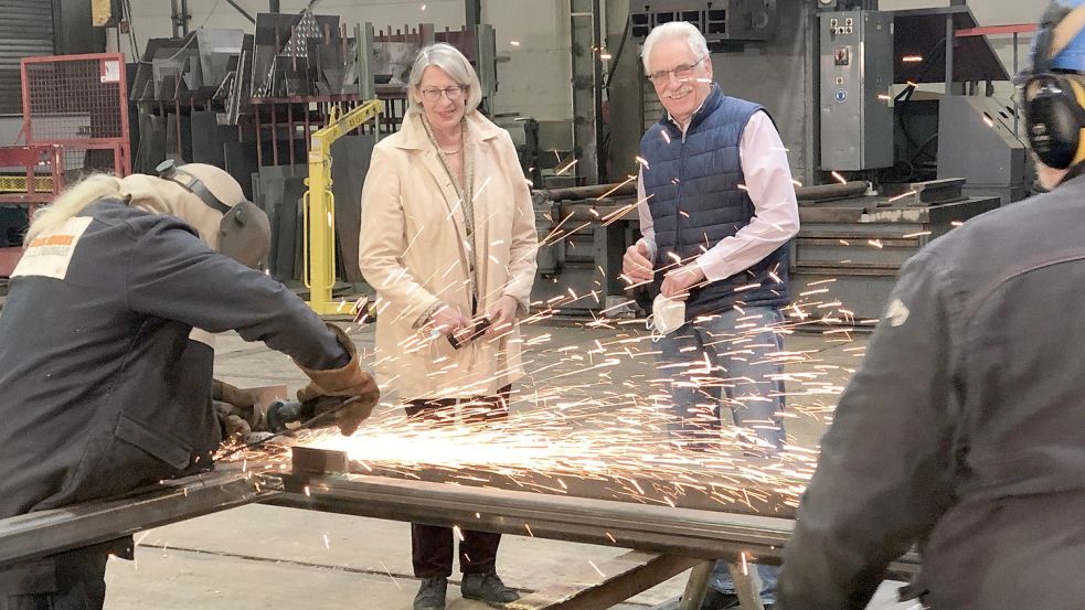 Elke Brüning und ihr Mann Wilhelm-Alfred Brüning sehen wieder viel Licht nach einem schwierigen Corona-Jahr. Die Chefin und der Chef von Klaas Siemens Stahlbau denken auch über eine Nachfolgeregelung an der Firmenspitze nach. Foto: H. Müller