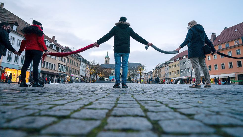 Mit einer Menschenkette soll in Emden am Samstag ein Zeichen gegen Verschwörungsmythen, Hass und Hetze gesetzt werden. Symbolfoto: DPA