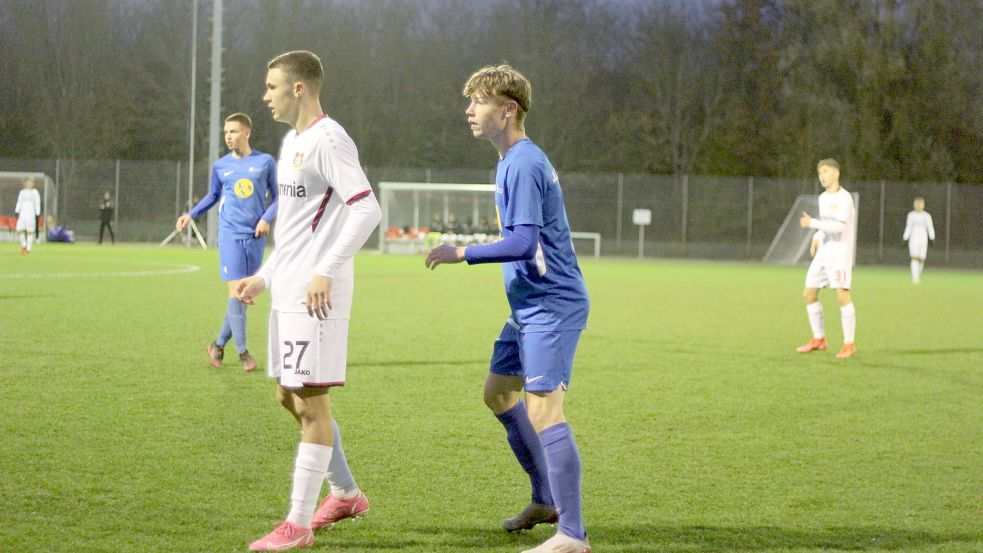 Ols Backhaus (rechts) aus Esens ist Stammspieler bei den U17-Junioren. Foto: Hermes