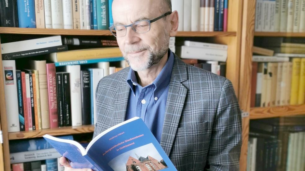 Matthias Hilbert, selber Pastorensohn, hat ein neues Buch vorgelegt. Darin geht es um vier außergewöhnliche Glaubensboten in Ostfriesland. Ein Vorgängerbuch aus dem Jahr 2020 drehte sich um „Ostfrieslands leidenschaftliche Pastoren“. Foto: privat