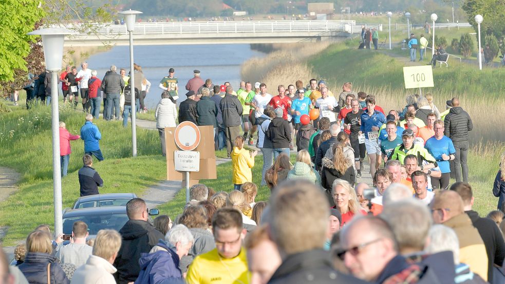 Solch ein Gewusel wie 2019 kurz vor dem Ziel in Bensersiel wird es diesmal nicht geben. Zuschauer sind in diesem Jahr zumindest im Bereich von Start und Ziel ausgeschlossen. Archivfoto: Ortgies