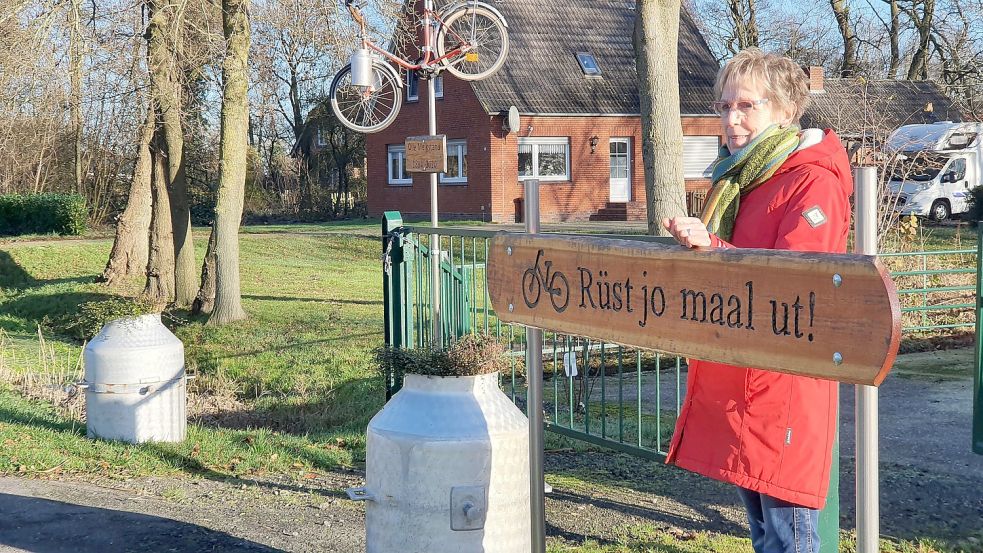 Jeane Schmidt vom Heimatkundlichen Arbeitskreis steht am Eingang zum neuen Rastplatz für Fahrradfahrer in Weenermoor. Foto: Gettkowski