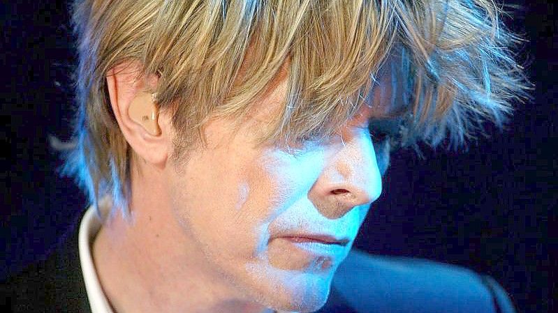 David Bowie beim Montreux Jazz Festival 2002. Foto: Fabrice Coffrini/KEYSTONE/EPA/dpa