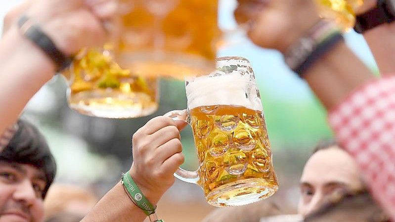 Doch keine Hitze-Wiesn - das Fest findet Mitte September statt. Foto: Tobias Hase/dpa