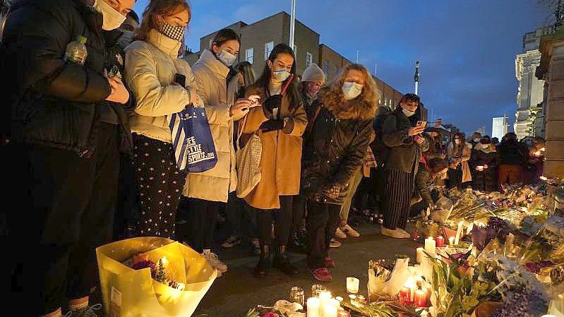 In Dublin gedenken die Menschen der getöteten Lehrerin. Foto: Brian Lawless/PA Wire/dpa