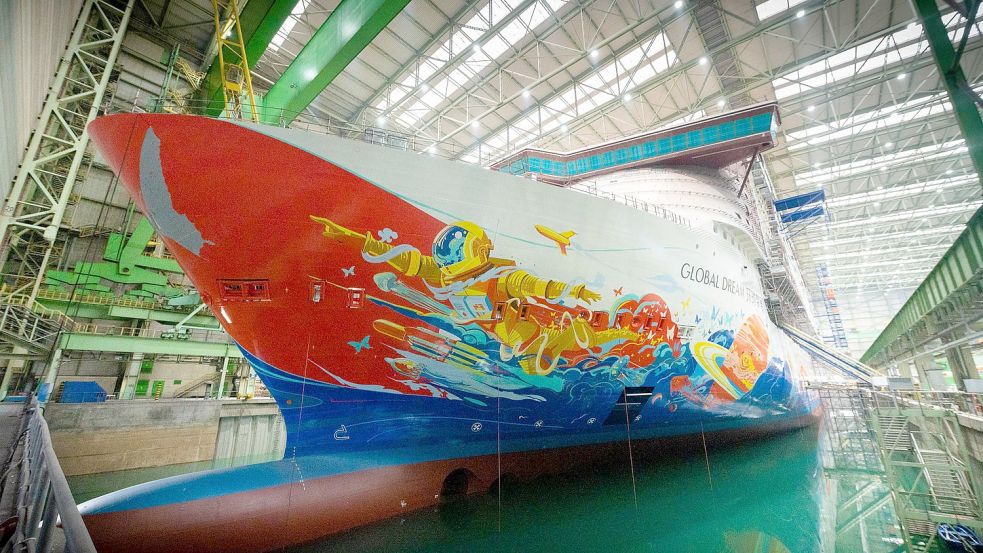 Brüder, zur Sonne: Die „Global Dream“ mit Astronaut am Bug im Dock der MV Werften Wismar. Foto: Volker Bohlmann