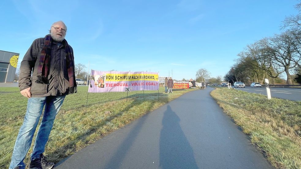 Manfred Hagemann vom Verein Ostfriesen gegen Tierleid hat am Sonnabend gegen Tiertransporte protestiert. Foto: Boschbach