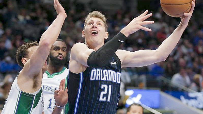 Moritz Wagner (r) konnte die Niederlage der Orlando Magic gegen die Dallas Mavericks nicht verhindern. Foto: Brandon Wade/FR168019 AP/dpa