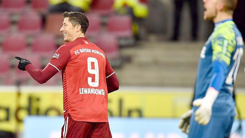 Eine Klasse für sich: Bayern-Stürmer Robert Lewandowski erzielte gegen den 1. FC Köln drei Treffer. Foto: Marius Becker/dpa