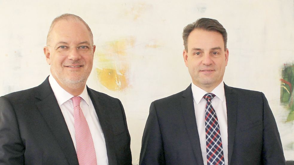 Der Vorstand der Ostfriesischen Volksbank: Holger Franz (Vorsitzender, links) und Georg Alder. Foto: OVB
