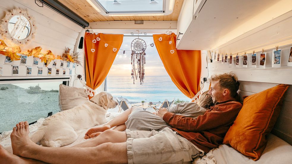 Bett mit Aussicht: Die Freiheit, jeden Tag an einem anderen Ort aufzuwachen, genießen Tomke und Jakob Prößdorf. Ihr Van ermöglicht ihnen ein autarkes Übernachten – das heißt, sie brauchen keinen Campingplatz.