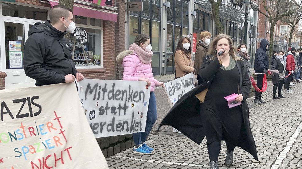 Maike Richtler lief mit einem Mikrofon in der Hand die Menschenkette ab und dankte den Teilnehmern für ihr Kommen. Foto: Tomé