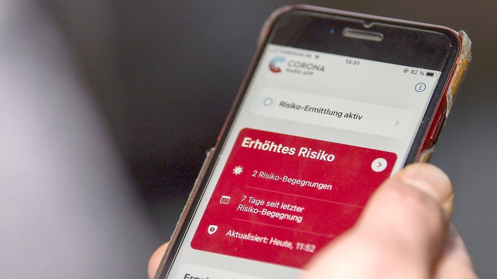 Zeigt die Corona-Warn-App ein „erhöhtes Risiko“ an, hat man Anspruch auf einen kostenlosen PCR-Test- Foto: Kira Hofmann/dpa