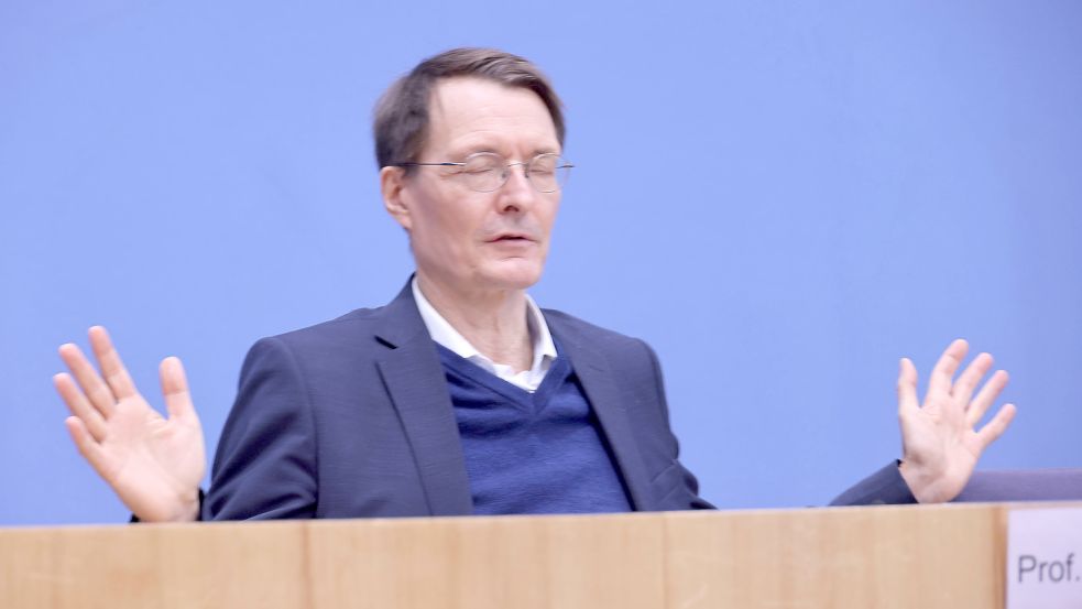 Sieht Bundesgesundheitsminister Karl Lauterbach (SPD) die Hoffnungsschimmer nicht? Foto: Ossenbrink / Imago Images