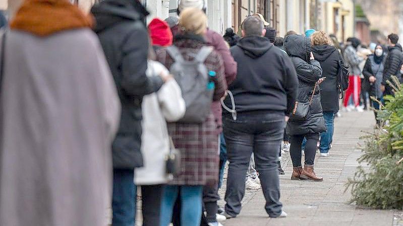 Zahlreiche Menschen warten im Berliner Stadtteil Neukölln auf ihren Corona-Test. Foto: Monika Skolimowska/dpa-Zentralbild/dpa