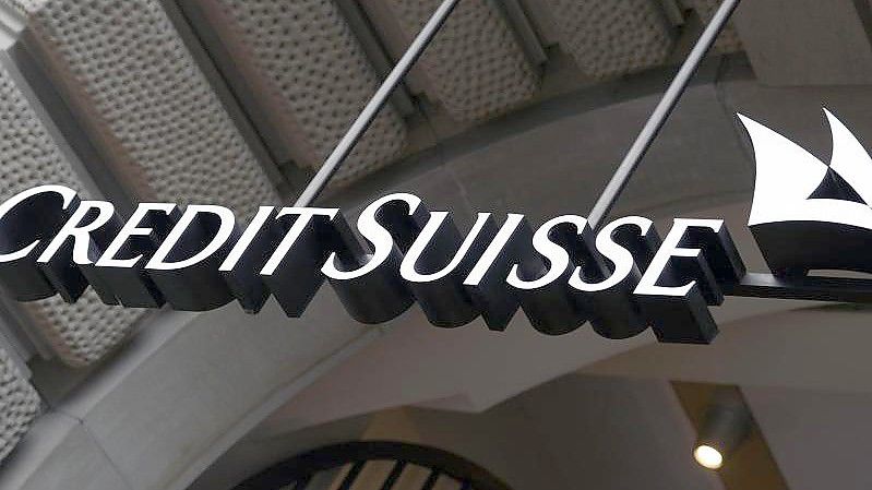 Das Logo der Schweizer Großbank Credit Suisse über dem Eingang zum Firmensitz in Zürich. Foto: Walter Bieri/KEYSTONE/dpa