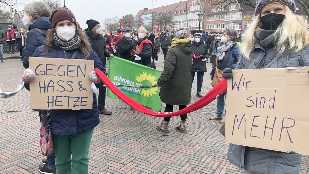 Die beiden Schwestern Jessica (l.) und Anja Grönniger waren am Sonnabend Teil der Menschenkette, die vom Stadtgarten zum Burgplatz führte. Foto: Tomé