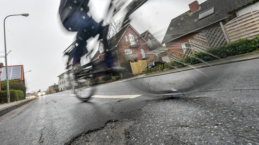 Schlaglöcher können für alle Verkehrsteilnehmer zur Gefahr werden. Foto: Ortgies