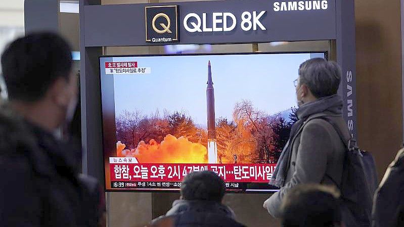 Menschen im Bahnhof von Seoul schauen auf Archivszenen eines nordkoreanischen Raketenstarts. Foto: Lee Jin-Man/AP/dpa
