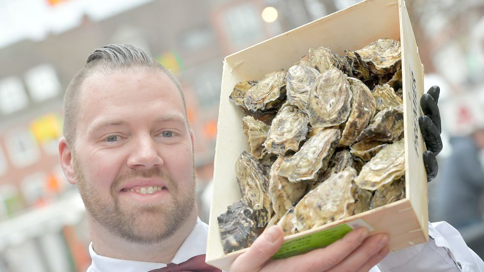 Berend Schulz verkauft auf dem Emder Wochenmarkt Muscheln. Foto: Ortgies