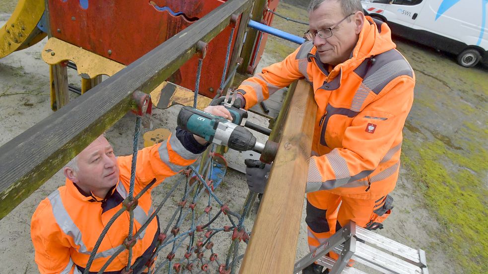 Einige Spielplätze im Stadtgebiet, sind in die Jahre gekommen. Bei der Neugestaltung könnten Spenden von Bürgern helfen. Unser Bild mit Reemt Reemtsema (links) und Erwin Freericks von den Stadtwerken wurde im März 2020 auf dem Spielplatz am Rotkehlchenweg gemacht. Foto: Ortgies/Archiv