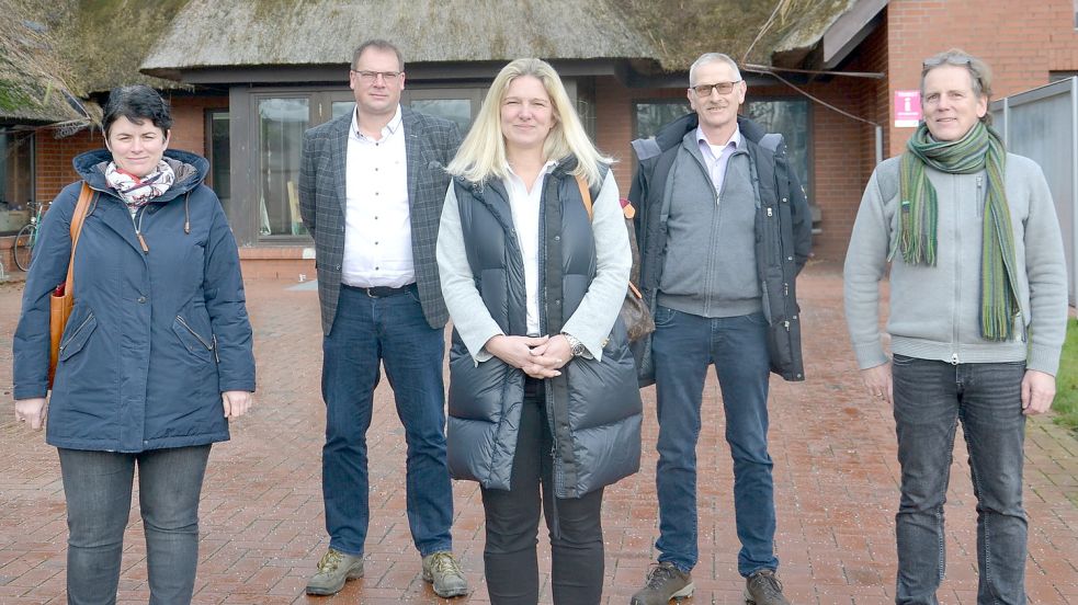 Der neue Tourismusbeirat besteht aus Maike Peters (von links), Stephan Ohlf, Angela Ockenfels, Frank Assing und Bernhard Heeren (nicht im Bild). Hier sind vier der fünf Beiratsmitglieder zusammen mit dem Geschäftsführer der Tourismus GmbH Gemeinde Dornum, Rolf Kopper, zu sehen. Foto: Folkerts