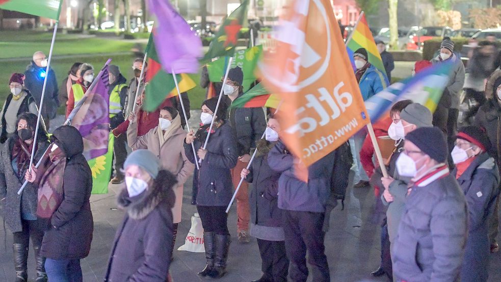 Rund 80 Menschen hatten sich vor dem Auricher Rathaus versammelt. Fotos: Ortgies