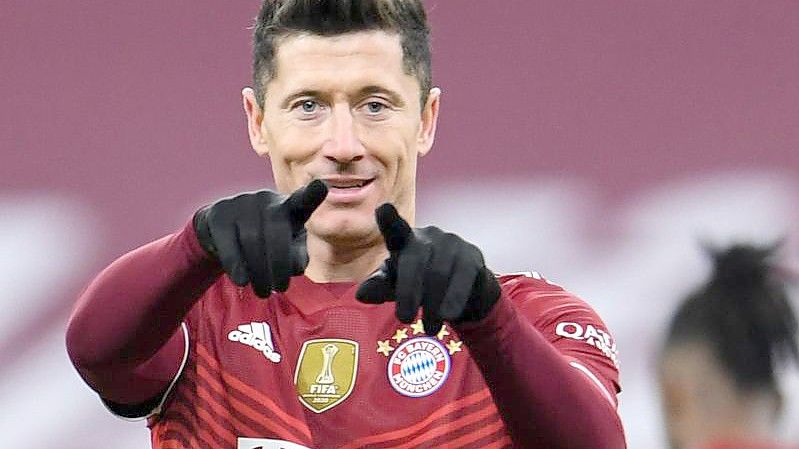 Wurde erneut zum Weltfußballer und auch in die FIFA-Weltelf gewählt: Bayern Münchens Robert Lewandowski. Foto: Tobias Hase/dpa