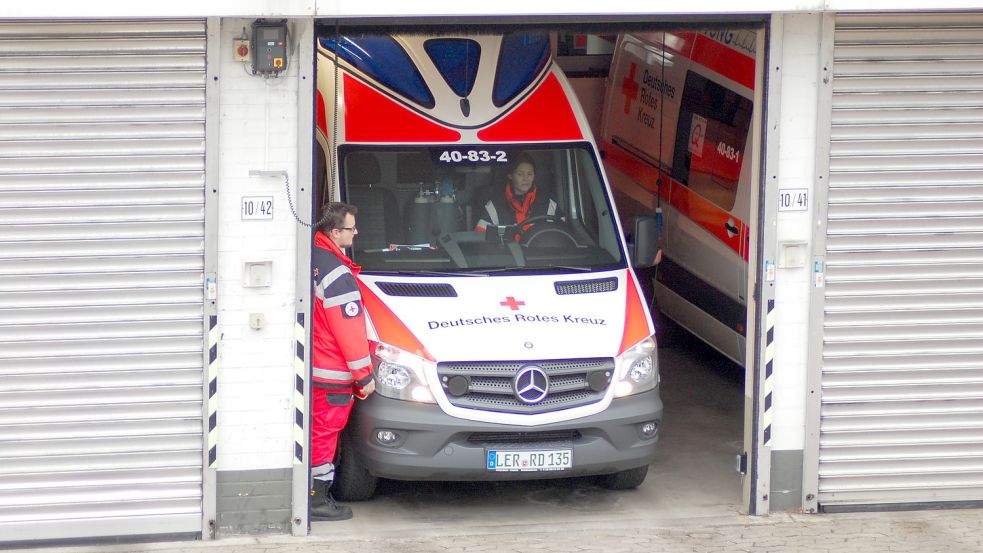 Dieses Foto von der Leeraner Rettungswache war am 15. März 2017 im General-Anzeiger. Damalige Bildunterschrift: In den Garagen in Leer gibt es kaum genügend Platz für die Rettungsfahrzeuge, auch in der Unterkunft fürs Personal ist es längst zu eng. Eine neue Rettungswache gibt es aber bis heute nicht. Foto: Archiv