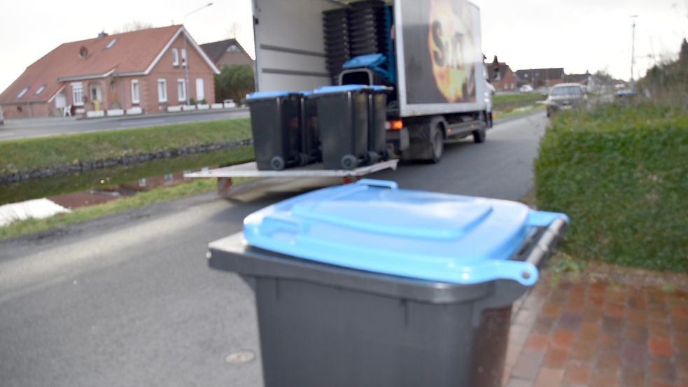 Am Montagnachmittag war ein Team der Firma C-Trace aus Bielefeld im Auftrag des Landkreises Leer am Rajen in Rhauderfehn unterwegs und hat die Blauen Papiertonnen verteilt.