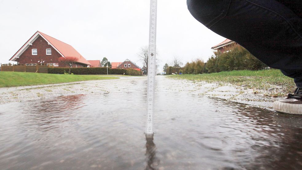 Das Wasser will nicht weichen: So wie am Weißdornweg in Moordorf gibt es auch an deren Stellen in der Gemeinde Probleme mit überfluteten Straßen. Foto: Archiv/Ortgies