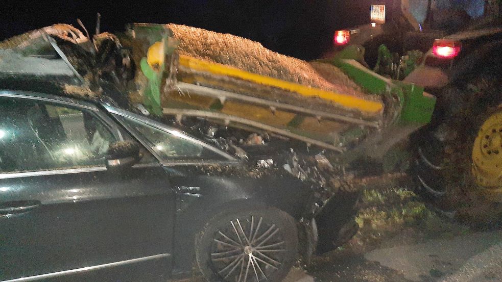 Der 62-jährige Autofahrer wurde bei einem Auffahrunfall auf einen Traktor schwer verletzt. Foto: Polizei Aurich