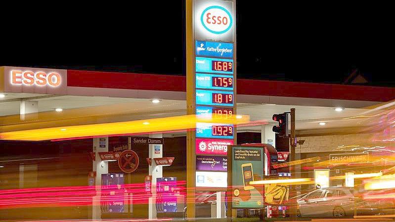 Die Preise an den Tankstellen dürften so schnell nicht sinken. Foto: Daniel Bockwoldt/dpa