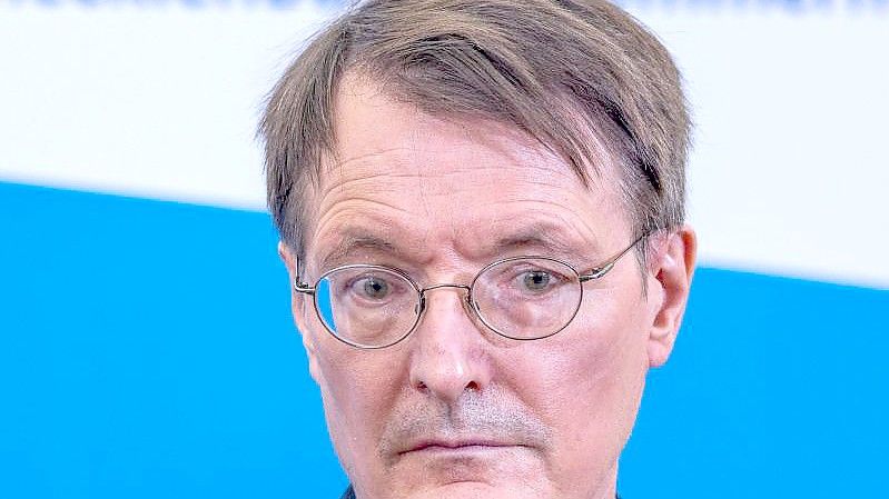 Gesundheitsminister Karl Lauterbach spricht sich klar gegen ein Impfregister aus. Foto: Jens Büttner/dpa Pool/dpa