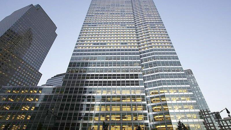 Der Hauptsitz der Investmentbank Goldman Sachs in New York. Die Bank hat im vierten Quartal einen Gewinneinbruch erlitten. Foto: Mark Lennihan/AP/dpa