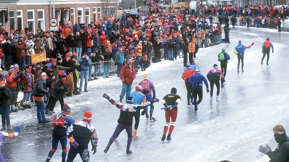 17.000 auf dem Eis – rund eine Million Menschen an der Strecke: Die Elfstedentocht ist in den Niederlanden ein Mythos. Insgesamt wurde dieser Wettbewerb im vergangenen Jahrhundert 15-mal ausgetragen – am häufigsten in den eisigen Wintern zwischen 1940 und 1956.