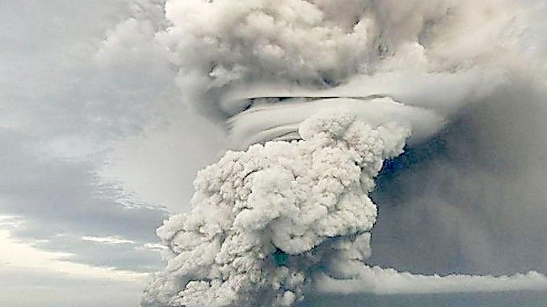 Mitarbeiter des Geologischen Dienstes von Tonga beobachten und überwachen den Ausbruch des Vulkans Hunga-Tonga-Hunga-Ha'apai aus sicherer Entfernung. Foto: Tonga Geological Services/ZUMA Press Wire/dpa