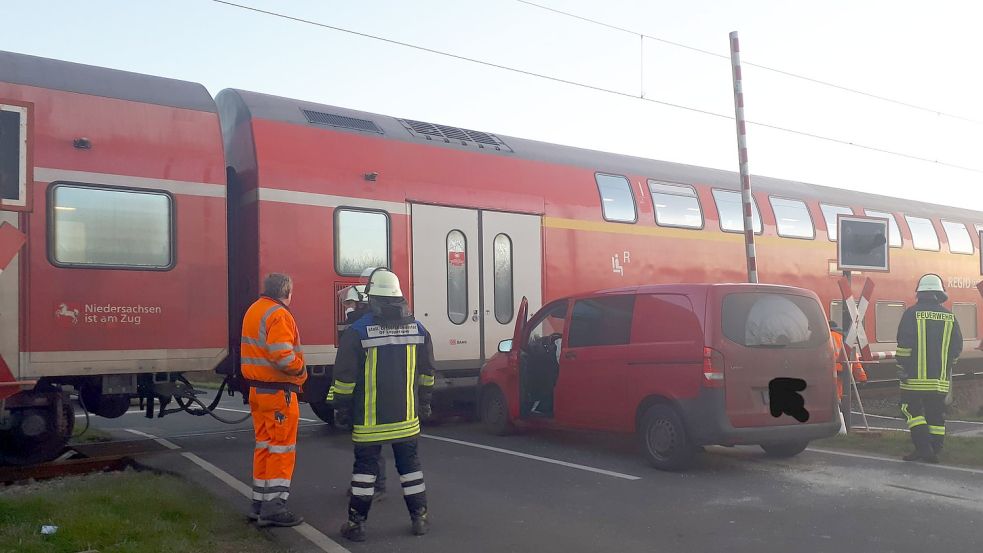 Der Wagen am Bahnübergang in Loppersum. Foto: Sylvia Stralucke-Steen, Feuerwehr Loppersum