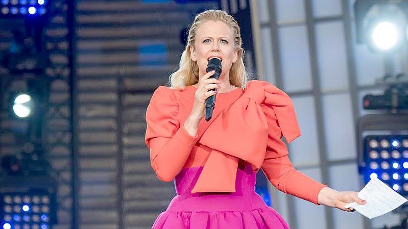 Barbara Schöneberger hat Erfahrung mit dem Eurovision Song Contest (ESC) und moderiert auch diesmal den deutschen Vorentscheid. Foto: Daniel Bockwoldt/dpa