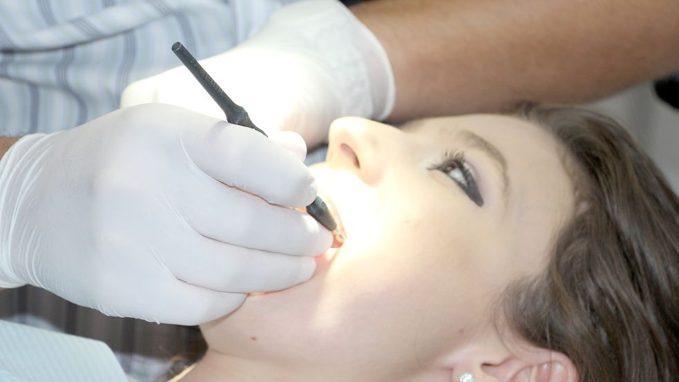 Die Zahnärztin soll sich nicht an die Corona-Maßnahmen halten. Foto: Pixabay
