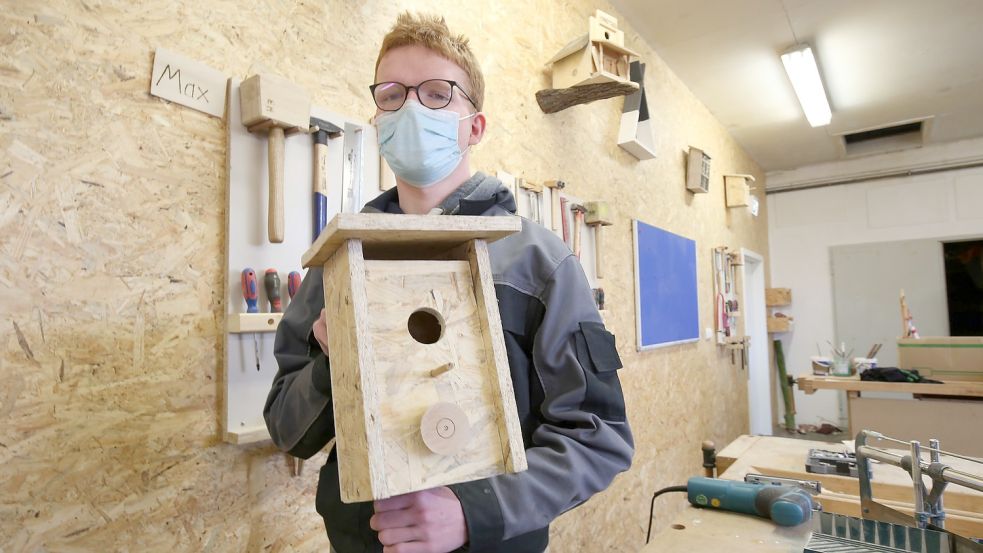 Die Holzwerkstatt des Leinerstifts: Der 20-jährige Max Klindt mit einem selbst gebauten Vogelhaus. Mike Wienekamp wollte nicht mit aufs Foto. Foto: Böning