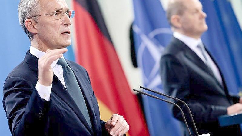 Nato-Generalsekretär Jens Stoltenberg (l) und Bundeskanzler Olaf Scholz bei ihrer Pressekonferenz im Kanzleramt. Foto: Hannibal Hanschke/Reuters/Pool/dpa